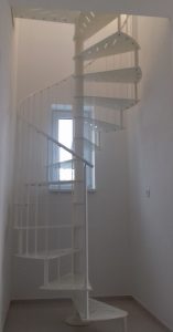 Atypický interiérový prvok točitého schodiska s vysokou kvalitou prepracovania.